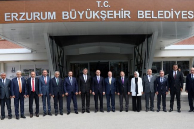 Bakan Muş'tan Başkan Sekmen'e övgü