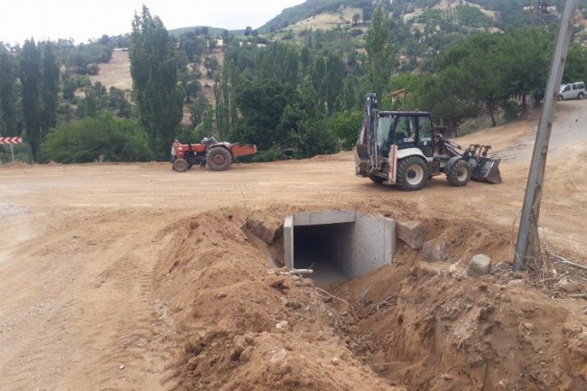 Danişmentler'de menfez çalışmalarını tamamladı