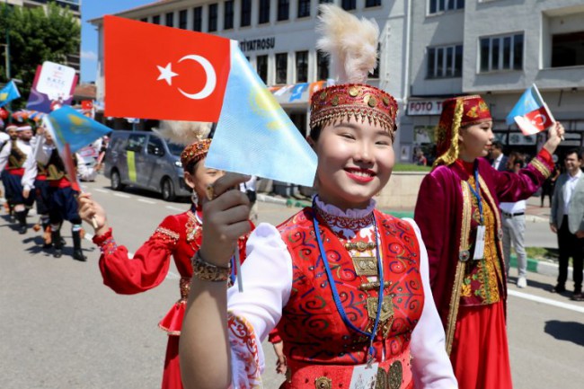 ‘Altın Karagöz'le Bursa'dan dünyaya barış mesajı