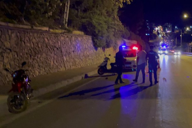 Adıyaman'da otomobil elektrikli motosiklete çarptı: 2 yaralı