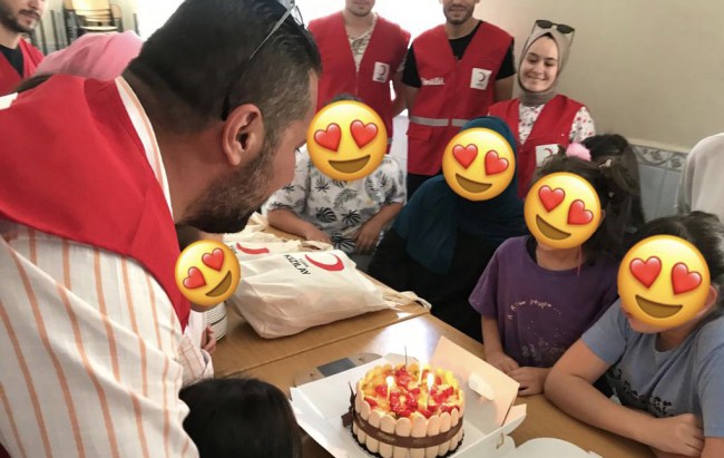 Kızılay Başkanı Yağız bayram öncesi çocukları sevindirdi