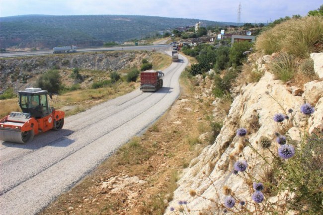 Silifke'de 3 bin 700 metrelik yolu yeniledi