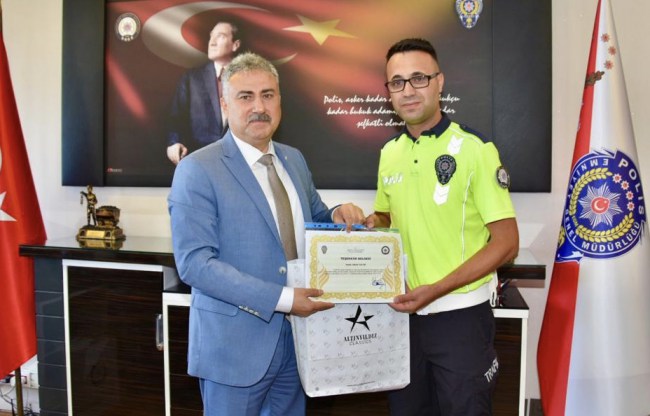 Sel felaketinde cansiperhane çalışan polis memuruna teşekkür belgesi