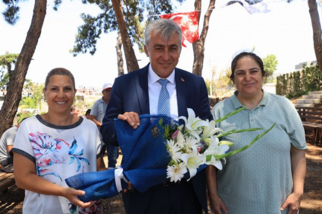 İzmir Güzelbahçe'de bayram sevinci