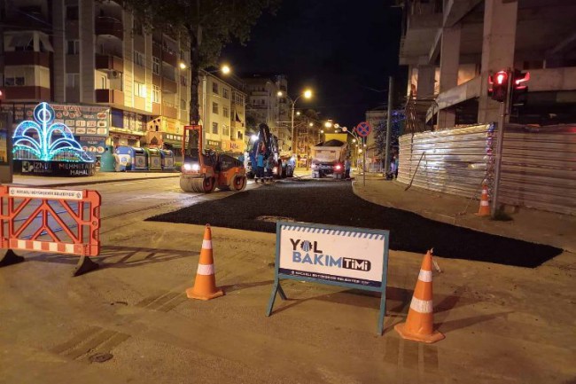 Trafiğe engel olmamak için gece yarısı asfalt