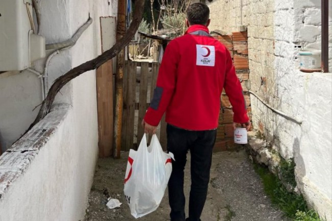 İzmir Buca Kızılay yardımlarda hız kesmiyor