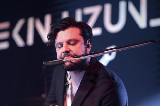 Sahneden indi tarlaya koştu