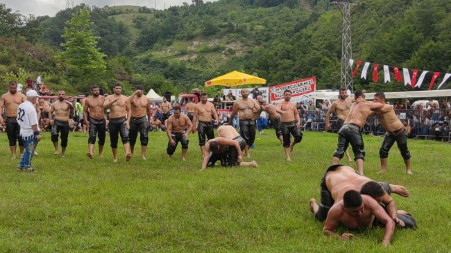 400 Pehlivan, Yaraşlıyörük Köyünde er meydanına çıktı