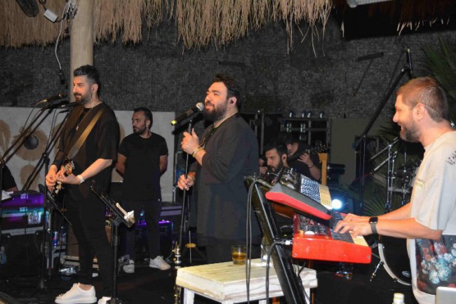 Sakiler grubu Çeşme'de 196'ıncı konserini verdi