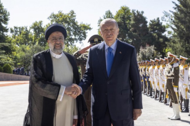 Cumhurbaşkanı Erdoğan, İran'da törenle karşılandı