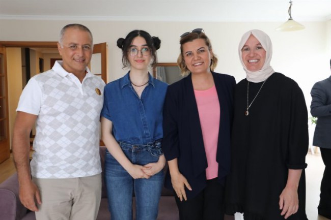 Kocaeli İzmit'te YKS birincisi Zeynep Dila'ya tebrik ziyareti