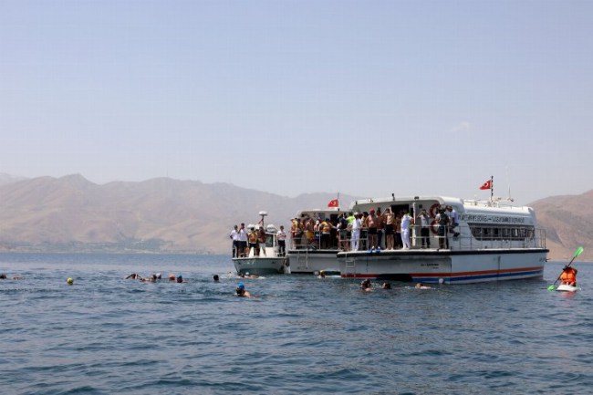 4 gündür Van Gölü'nde yüzüyorlar