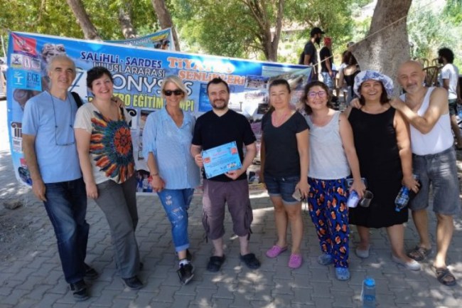 Foça Belediye Tiyatrosu ilk tiyatro şenliğine katıldı