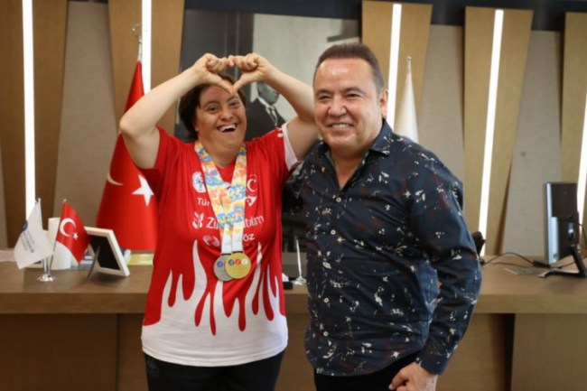 Şampiyon sporcudan Başkan Böcek'e ziyaret