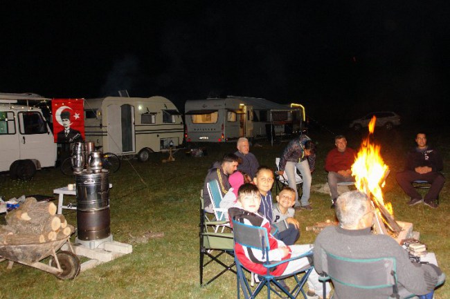 Karavancılar Bilecik'in Kınık Köyü'nde futbol sahasında kamp yaptı