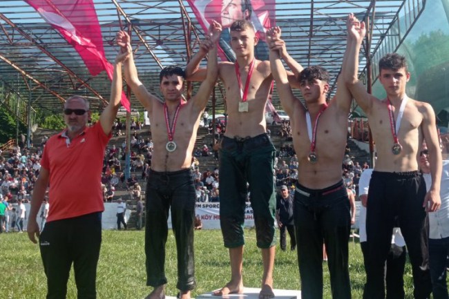 Düzce'de küçük güreşçiler kürsüde