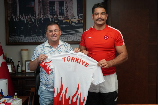 Milli güreşçi Taha Akgül Milas'ta