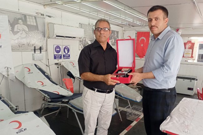 Diyarbakır'da 47 kez kan bağışı yapan gönüllüye vefa plaketi