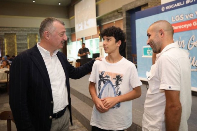 Kocaeli'nin başarılı gençlerine kutlama