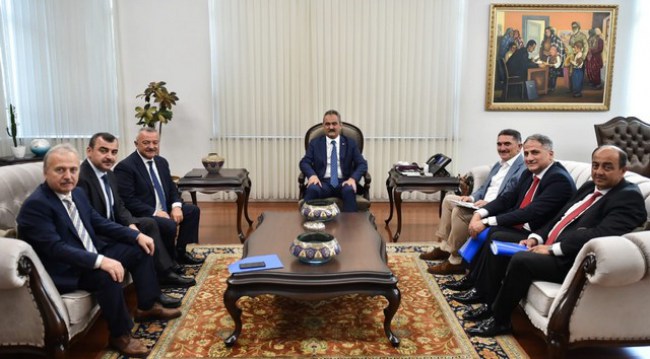 AK Parti tam kadro Bakan Özer'e gitti