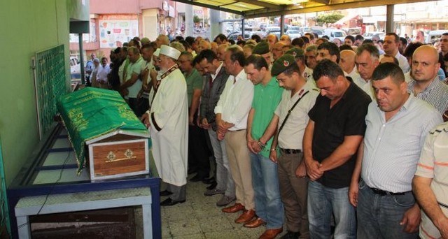 Metin Turhan, babasını toprağa verdi.