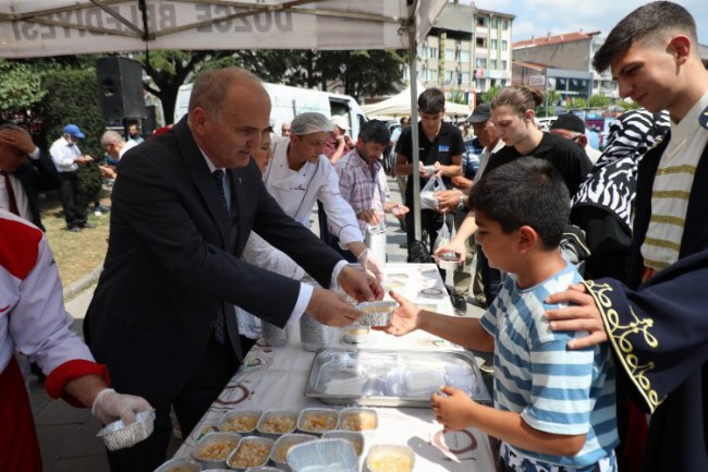 Düzce'de 3 bin kişilik aşure dağıtıldı