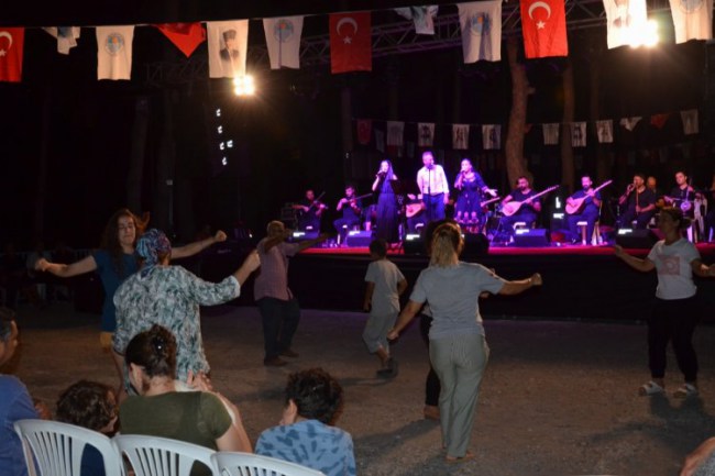 Tarsus Çamalan'da halaylı, türkülü konser