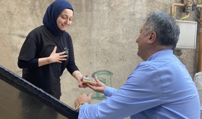 Başkan Bozkurt aşure dağıttı