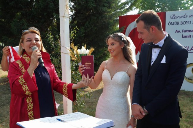 Kocaeli İzmit Gülümse Cafe'de yılın ilk nikahını kıydı