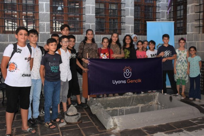 Bilgievi öğrencileri Diyarbakır'ın tarihi mekânlarını gezdi