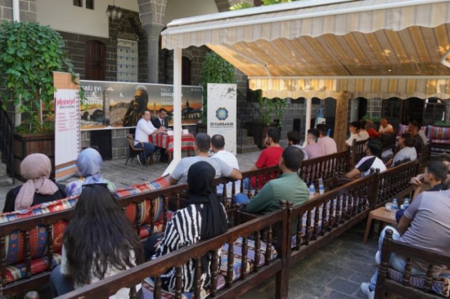 Diyarbakır Eğil'de Zazaca masal ve türküler konuşuldu