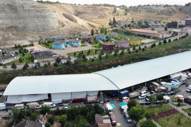 Sivas'ta üstü kapatılan pazar hizmete açıldı
