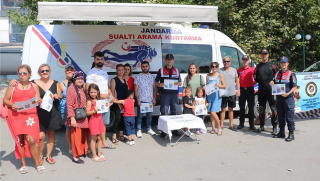 Zonguldak'ta jandarma ekipleri boğulma vakalarına karşı halka broşür dağıttı