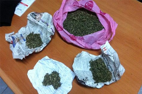 1 kilo esrarla yakalandılar..