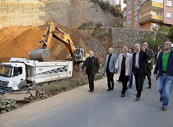 Heyelan bölgesinde inceleme..
