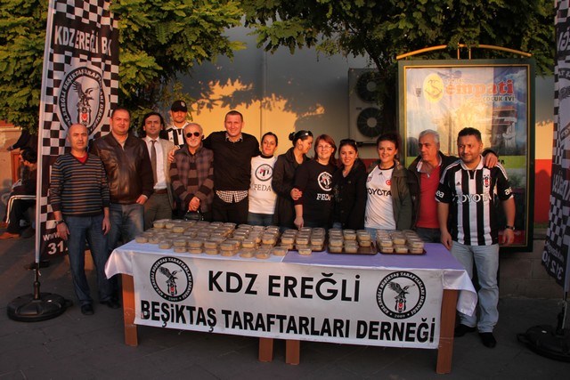 Beşiktaşlılardan aşure dağıtımı..