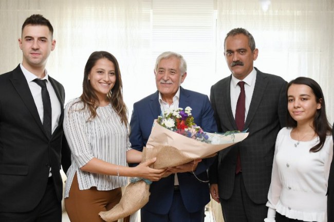 Bakan Özer'den yeni meslektaşlarla emekli öğretmene vefa