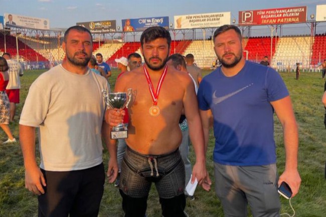 Sakaryalı pehlivanı Elmalı'dan boş geçmedi