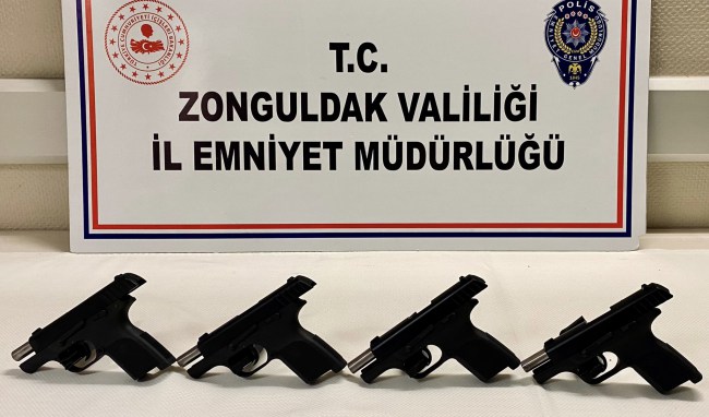 Zonguldak’ta şüphe üzerine durdurulan araçta 4 adet ruhsatsız silah ele geçirildi