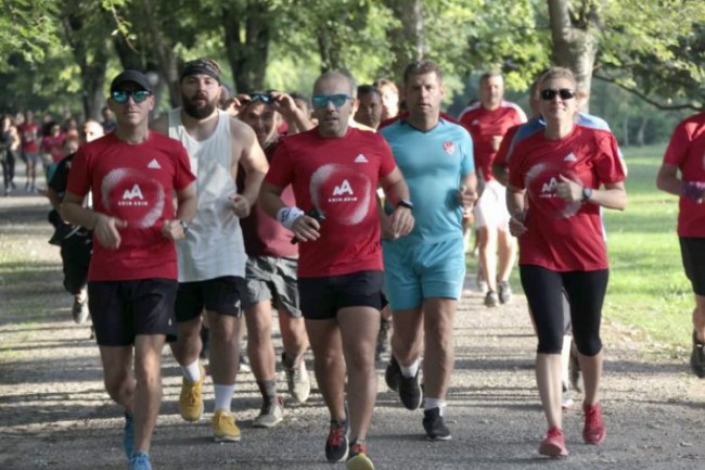 Adım Adım iyiliğe koşuyorlar! Adım Adım 90 STK'ya 117 milyon lira destek oldu