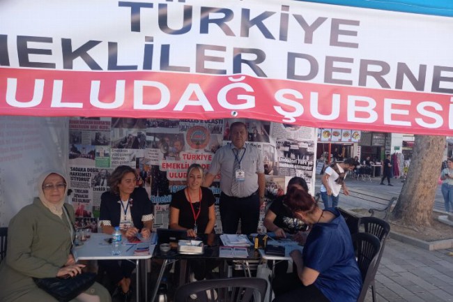 Emekliler bankada mahsur kaldı