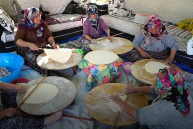 Bursa Mustafakemalpaşa'da kışlıklar imece usulüyle hazırlanıyor