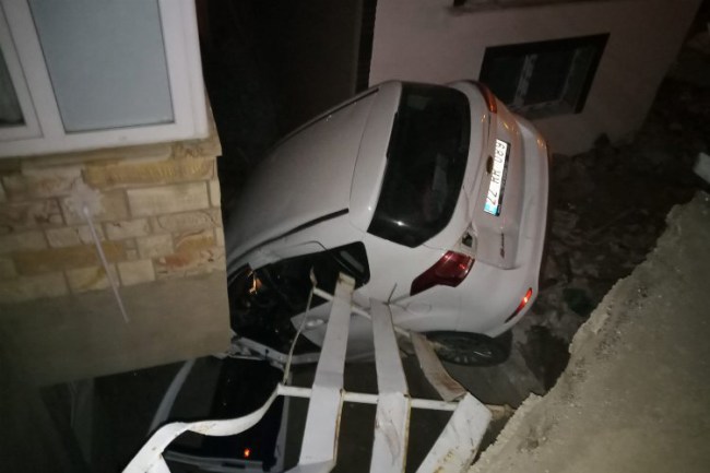 Edirne Keşan'da otomobil apartman boşluğunda kaldı