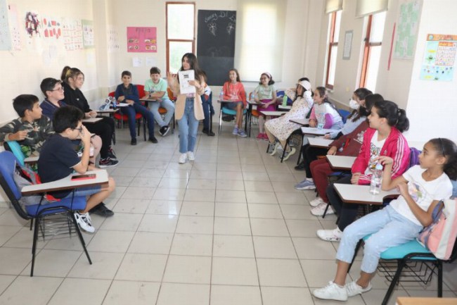 İstanbul Eyüpsultan'da Dil Evi'nde yaşayarak öğreniyorlar