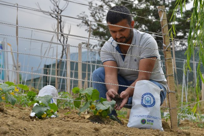 Bursa Yıldırım'da pazar atıkları toprağa can oluyor
