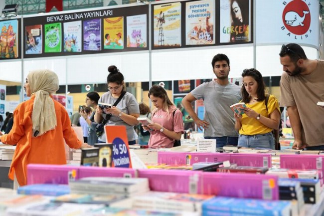 Türkiye'nin en ünlü yazarları bu fuarda
