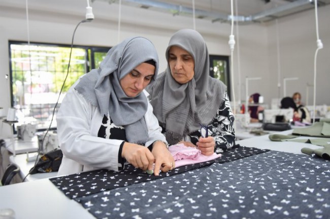 Bursa Yıldırım'da kadınlar hem öğreniyor, hem üretiyor