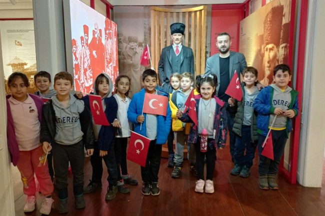 Kocaeli İzmit'te minikler Atatürk ve Milli Mücadele Anı Evi'ni ziyaret ettiler