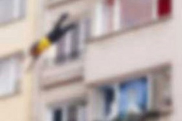 Liseli genç ders esnasında camdan atladı