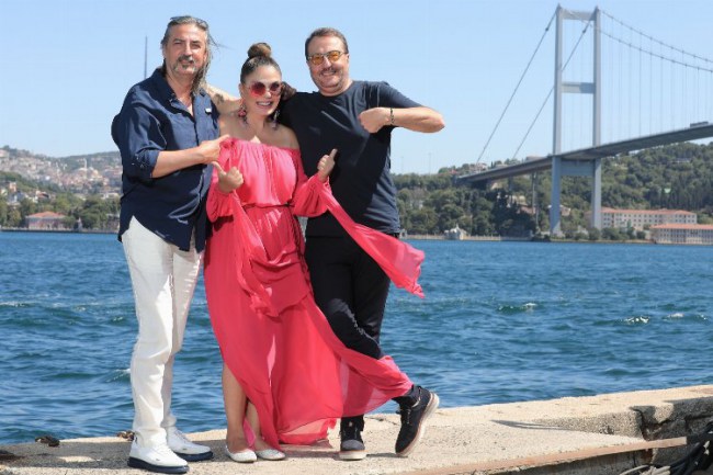 İzel-Çelik-Ercan'ın 30 yıl sonra ilk halk konseri İzmir Aliağa'da